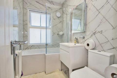 1 bedroom in a house share to rent, Staines Road, Feltham TW14