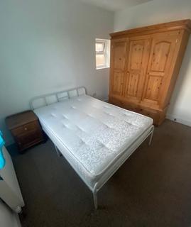 1 bedroom in a house share to rent, Staines Road, Feltham TW14