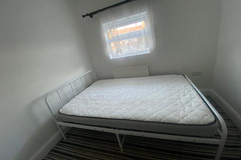 1 bedroom in a house share to rent, Staines Road, Feltham TW14