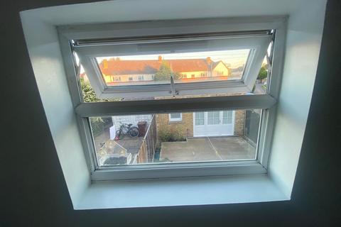1 bedroom in a house share to rent, Staines Road, Feltham TW14