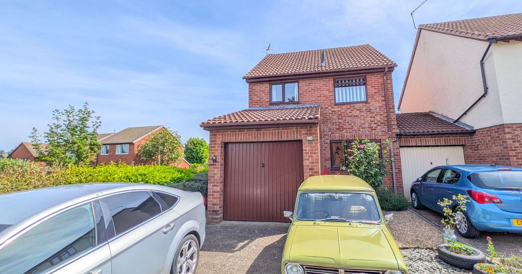 3 bedroom link detached house for sale