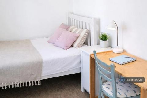 1 bedroom in a flat share to rent, Penwerris Farm, Falmouth, TR11