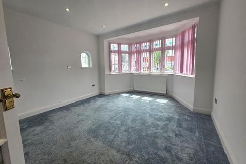 3 bedroom semi-detached house for sale, Sussex Way, Cockfosters, EN4