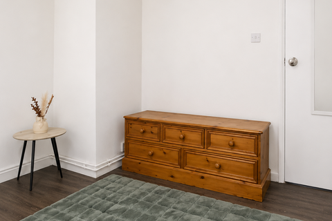 1 bedroom in a flat share to rent, Brabazon Street, London E14