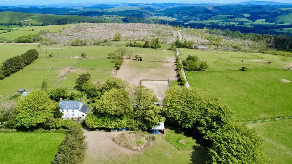 4 Bedroom Equestrian Smallholding in Lledrod, Aberystwyth