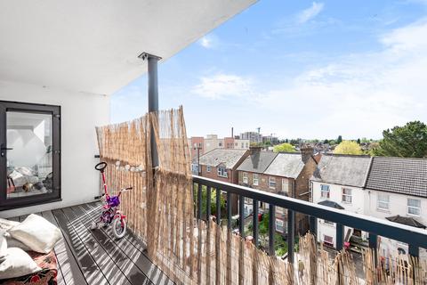 2 bedroom flat to rent, Grand Union House, Stoke Road, Slough, SL2