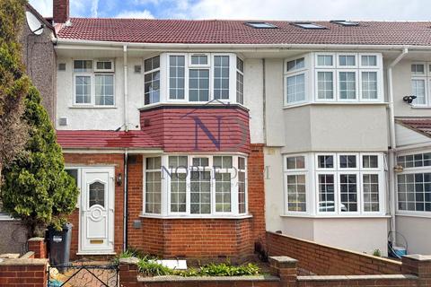 3 bedroom terraced house to rent, Ellerdine Road, Hounslow, TW3
