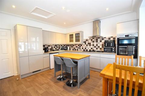 4 bedroom chalet for sale, Oak Road, Rochford