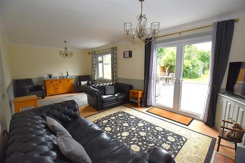 4 bedroom chalet for sale, Oak Road, Rochford