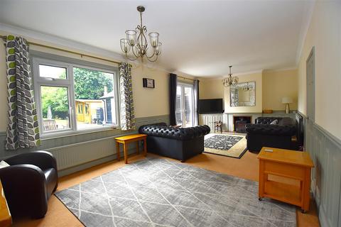4 bedroom chalet for sale, Oak Road, Rochford