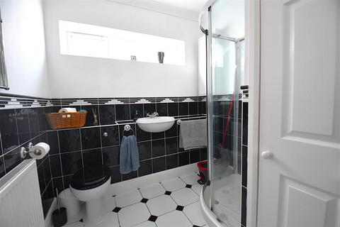 4 bedroom chalet for sale, Oak Road, Rochford
