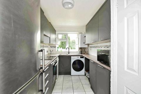 2 bedroom maisonette to rent, River Way, Loughton IG10