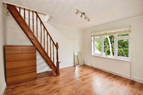 2 bedroom maisonette to rent, River Way, Loughton IG10