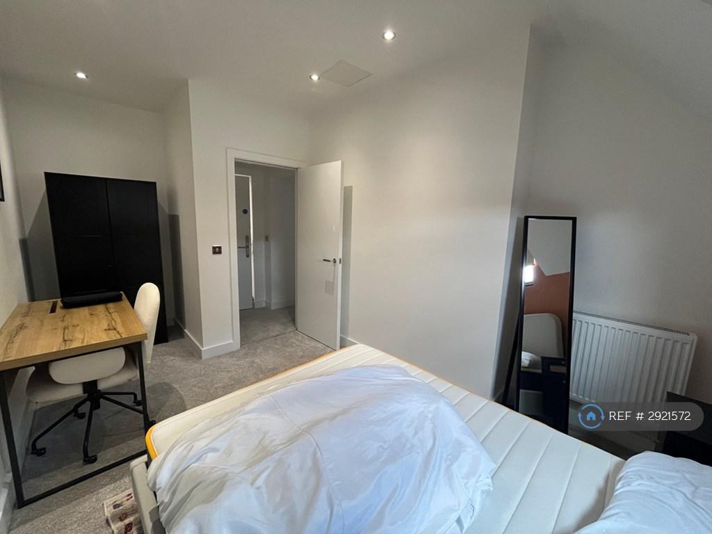 Apartment in Leeds, West Yorkshire - View 4