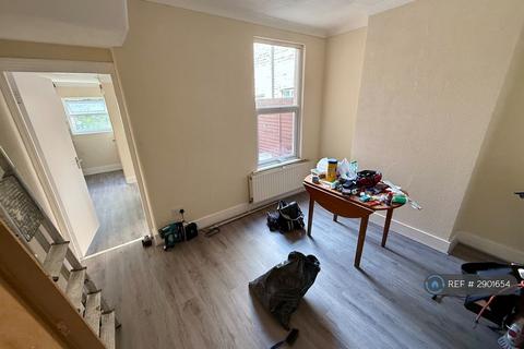 4 bedroom terraced house to rent, Lathom Road, London, E6