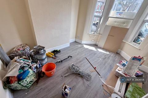 4 bedroom terraced house to rent, Lathom Road, London, E6
