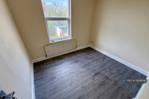 4 bedroom terraced house to rent, Lathom Road, London, E6