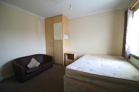 Studio to rent, Great West Road, Hounslow TW5