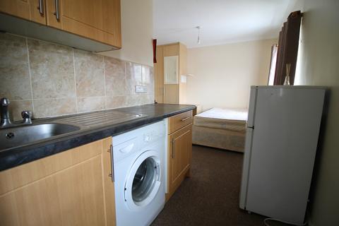 Studio to rent, Great West Road, Hounslow TW5