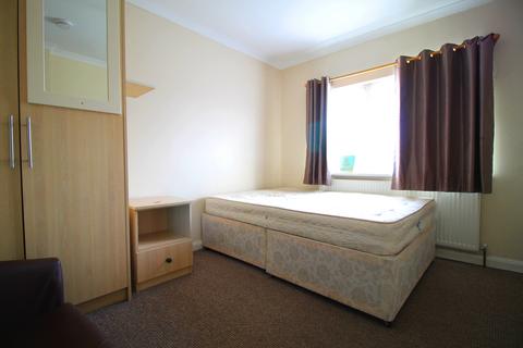 Studio to rent, Great West Road, Hounslow TW5