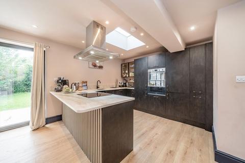 3 bedroom terraced house to rent, Elmshurst Crescent, London N2