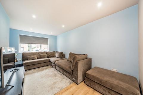 3 bedroom terraced house to rent, Elmshurst Crescent, London N2