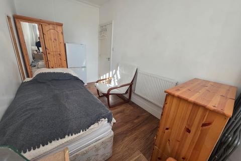 1 bedroom house of multiple occupation to rent, Portland Road, Luton, Bedfordshire