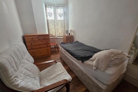 1 bedroom house of multiple occupation to rent, Portland Road, Luton, Bedfordshire