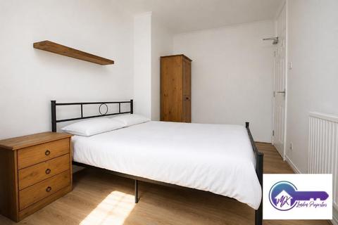 1 bedroom in a flat share to rent, London E14