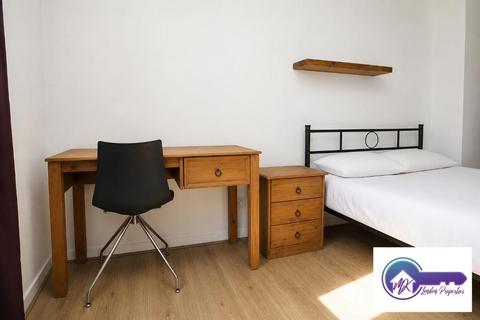 1 bedroom in a flat share to rent, London E14