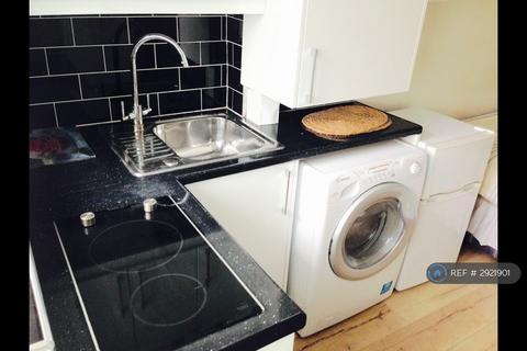 1 bedroom in a house share to rent, Great West Road, Middlesex, TW5