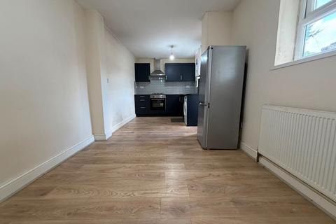 2 bedroom flat to rent, London E12
