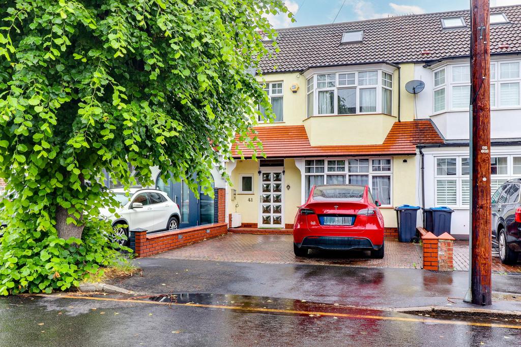 Detached house exterior, driveway