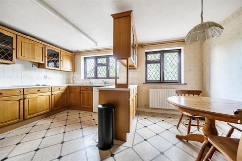 5 bedroom detached house for sale, Catesby Gardens, Yateley GU46