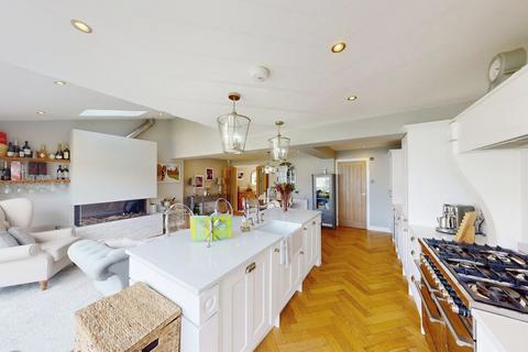 3 bedroom semi-detached house to rent, Hindley Road, Westhoughton, BL5
