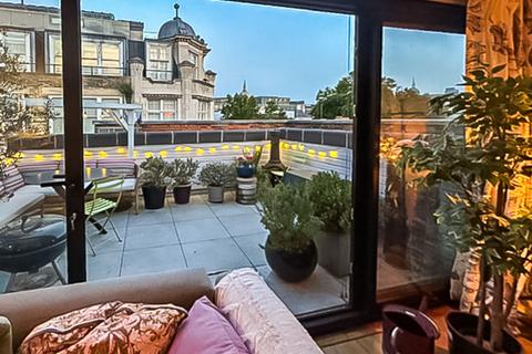2 bedroom flat for sale, West Smithfield, City, London, EC1A