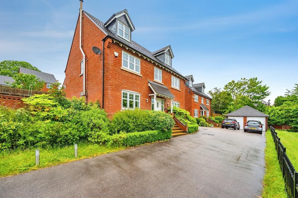 5 bedroom detached house for sale