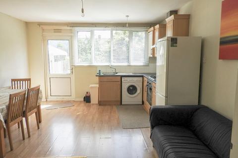 2 bedroom flat to rent, Fitzstephen Road, Dagenham, RM8 2YJ, UK