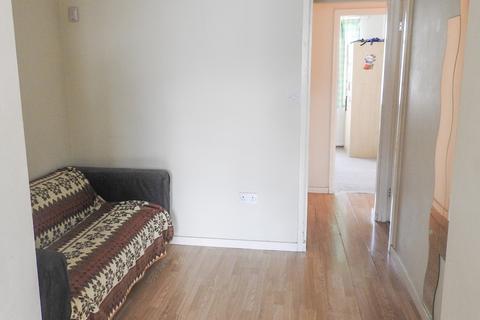 2 bedroom flat to rent, Fitzstephen Road, Dagenham, RM8 2YJ, UK