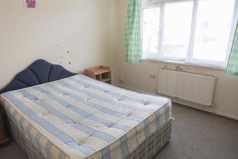 2 bedroom flat to rent, Fitzstephen Road, Dagenham, RM8 2YJ, UK