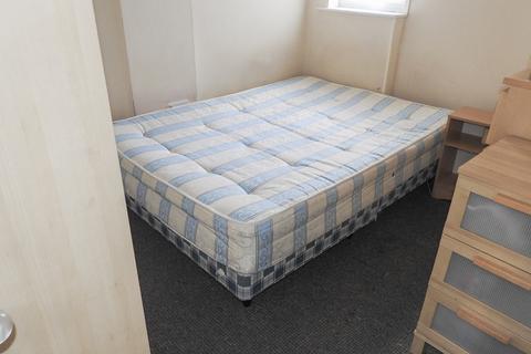 2 bedroom flat to rent, Fitzstephen Road, Dagenham, RM8 2YJ, UK
