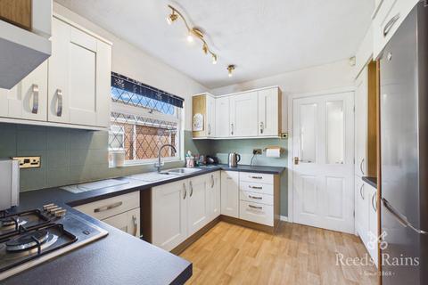 2 bedroom bungalow for sale, Fenay Lea Drive, Huddersfield HD5
