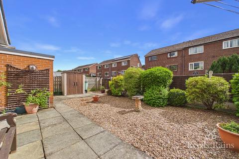 2 bedroom bungalow for sale, Fenay Lea Drive, Huddersfield HD5