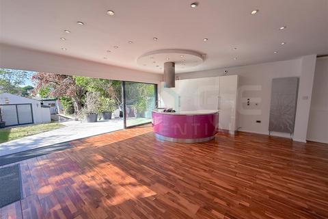 4 bedroom Detached Bungalow in Elmgate Gardens