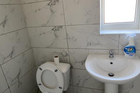 Studio to rent, Vicarage Road, Oldbury B68
