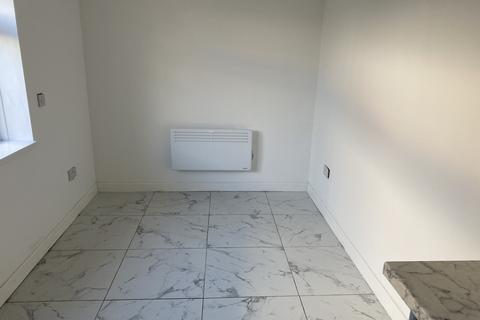 Studio to rent, Vicarage Road, Oldbury B68
