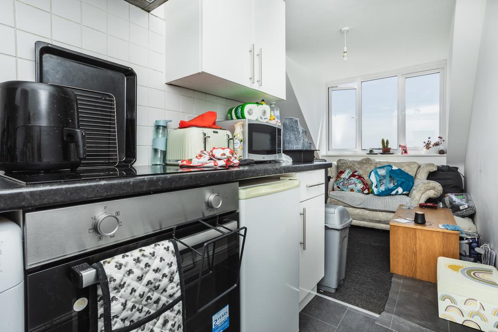 Apartment in Sheffield, Four Lane Ends, South Yorkshire - View 5