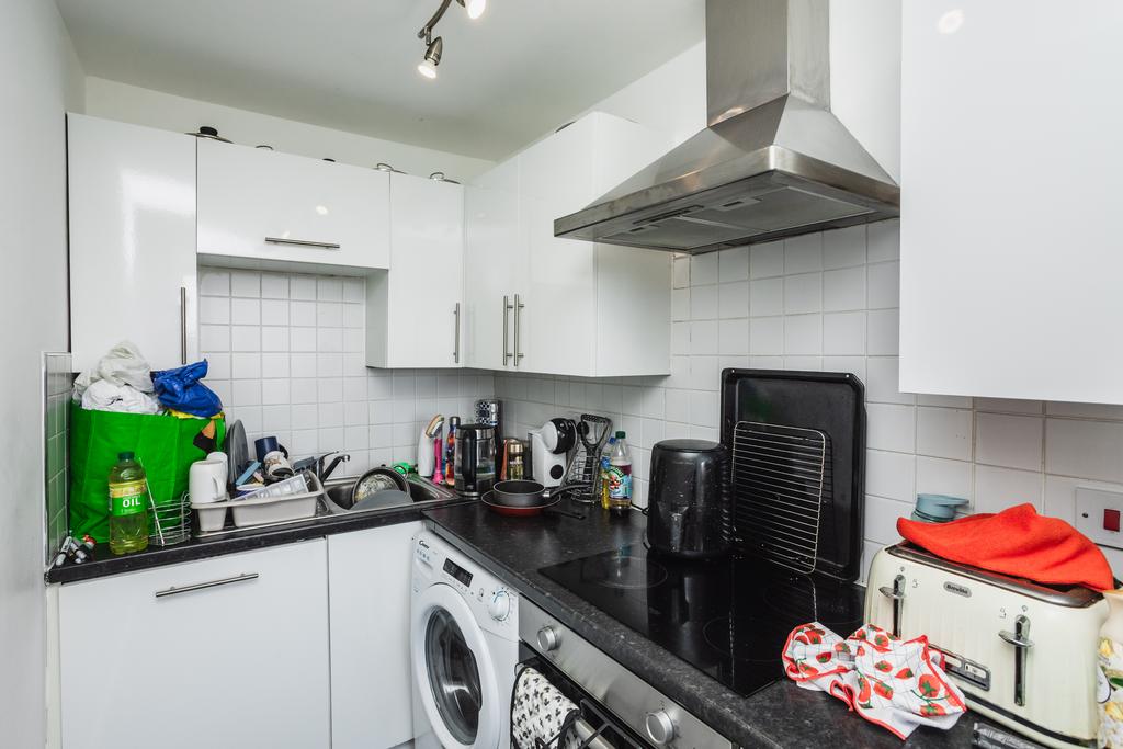 Apartment in Sheffield, Four Lane Ends, South Yorkshire - View 6