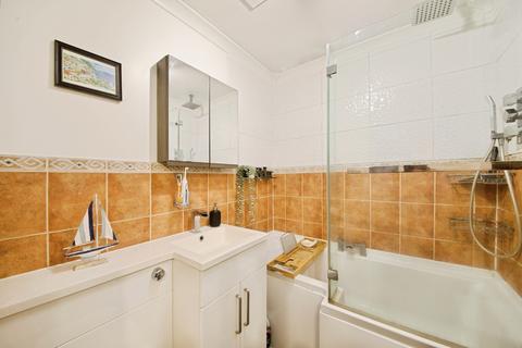 1 bedroom flat for sale, Holland Close, Romford, RM7