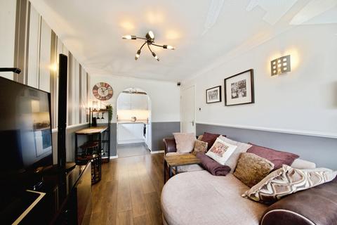 1 bedroom flat for sale, Holland Close, Romford, RM7